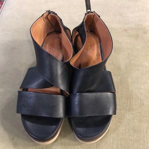 Black wide strap Bussola size 10 sandals